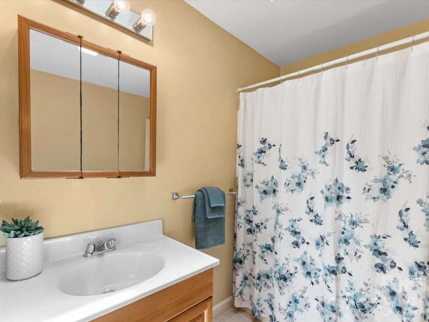 134 Valle Way, Hendersonville, NC 28739.  MLS# CAR4391167, YatesRealty ID 46320. Second full bath-also opens to utility area
