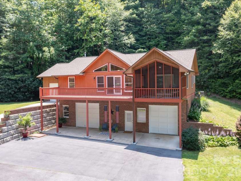 134 Valle Way, Hendersonville, NC 28739.  MLS# CAR4391167, YatesRealty ID 46320. Welcome Home!