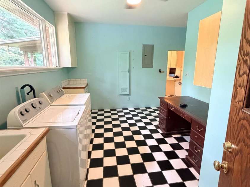 800 7th Street, Newton, NC 28658.  MLS# CAR4393498, YatesRealty ID 46323. 