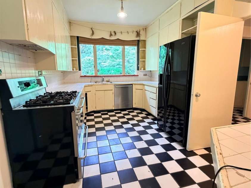 800 7th Street, Newton, NC 28658.  MLS# CAR4393498, YatesRealty ID 46323. 