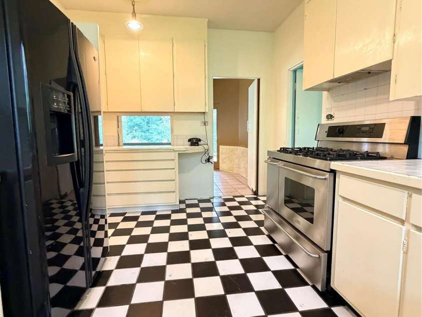 800 7th Street, Newton, NC 28658.  MLS# CAR4393498, YatesRealty ID 46323. 