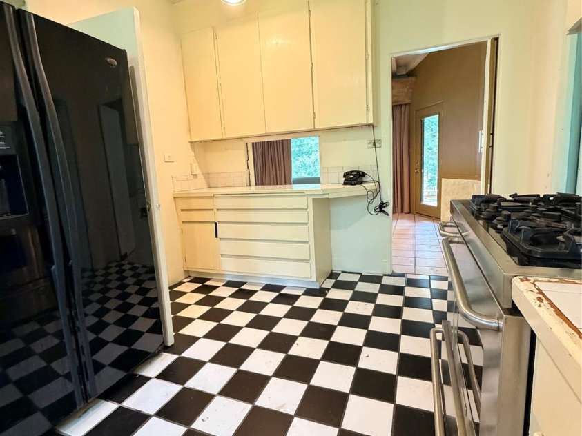 800 7th Street, Newton, NC 28658.  MLS# CAR4393498, YatesRealty ID 46323. 