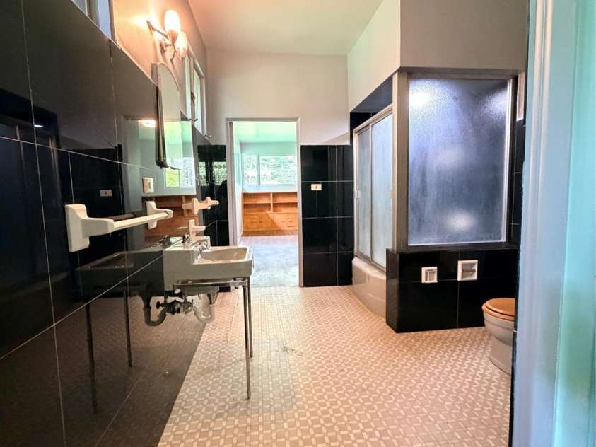 800 7th Street, Newton, NC 28658.  MLS# CAR4393498, YatesRealty ID 46323. 