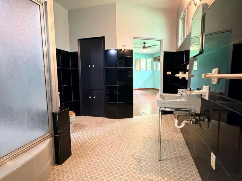 800 7th Street, Newton, NC 28658.  MLS# CAR4393498, YatesRealty ID 46323. 