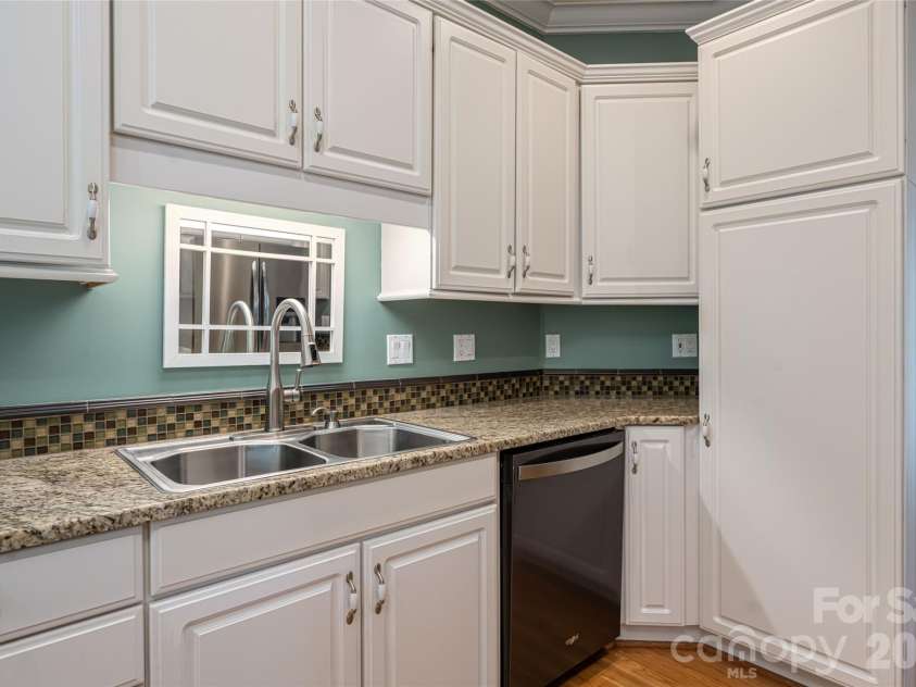 8 Clovelly Way, Asheville, NC 28803.  MLS# CAR4415587, YatesRealty ID 46324. Kitchen