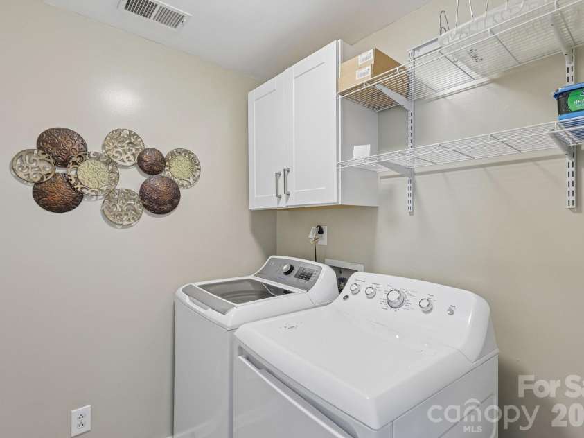 8504 Tamarron Drive, Charlotte, NC 28277.  MLS# CAR4415545, YatesRealty ID 46326. Mud room laundry