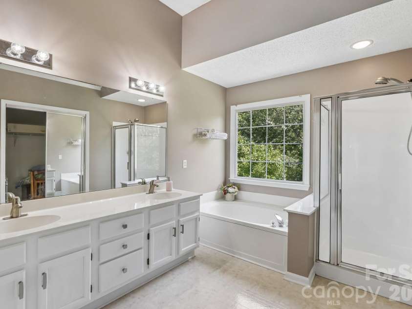 8504 Tamarron Drive, Charlotte, NC 28277.  MLS# CAR4415545, YatesRealty ID 46326. Primary Bath