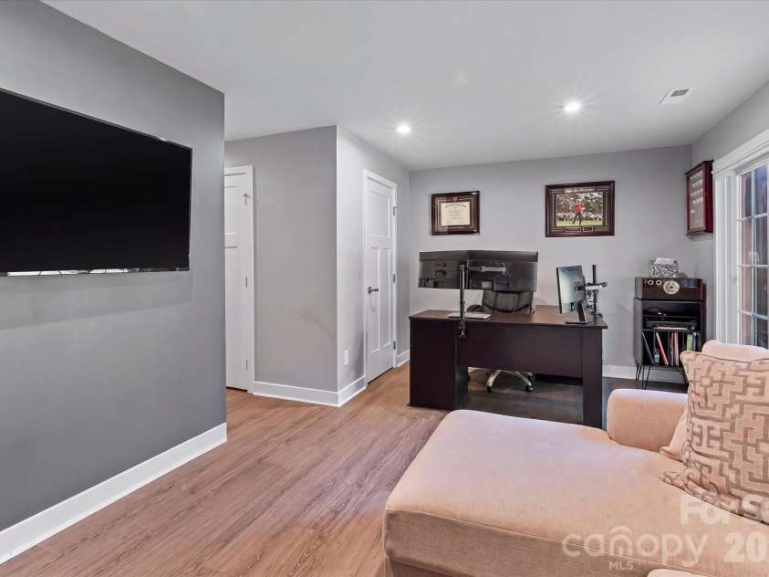 3037 Beeler Lane, Charlotte, NC 28208.  MLS# CAR4415864, YatesRealty ID 46327. 