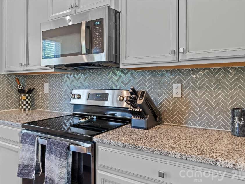3037 Beeler Lane, Charlotte, NC 28208.  MLS# CAR4415864, YatesRealty ID 46327. 