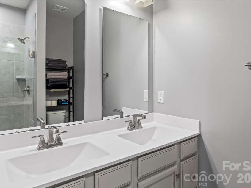 3037 Beeler Lane, Charlotte, NC 28208.  MLS# CAR4415864, YatesRealty ID 46327. 