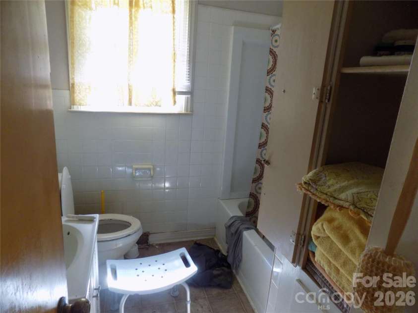340 Vine Street, Gastonia, NC 28052.  MLS# CAR4416665, YatesRealty ID 46328. Full Bath