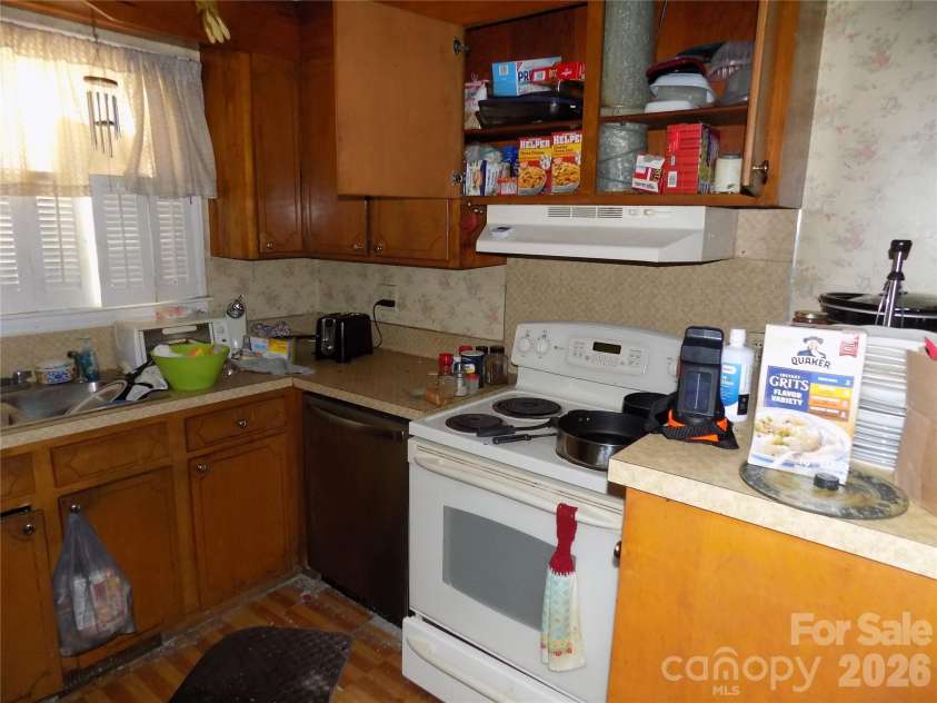 340 Vine Street, Gastonia, NC 28052.  MLS# CAR4416665, YatesRealty ID 46328. Kitchen
