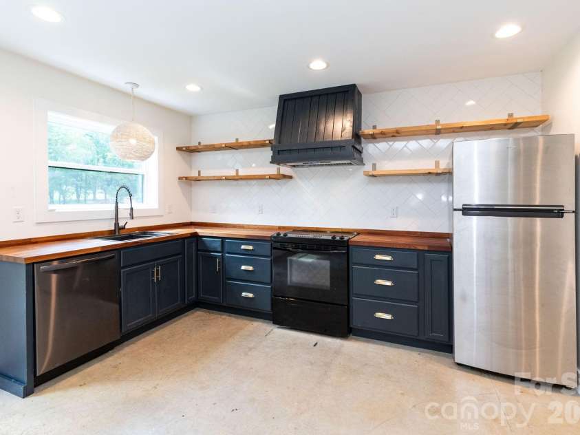 881 Burney Mountain Road, Fletcher, NC 28732.  MLS# CAR4416861, YatesRealty ID 46330. 