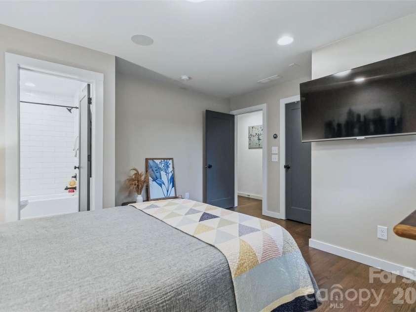 416 33rd Street, Charlotte, NC 28205.  MLS# CAR4427456, YatesRealty ID 46332. First Floor Room