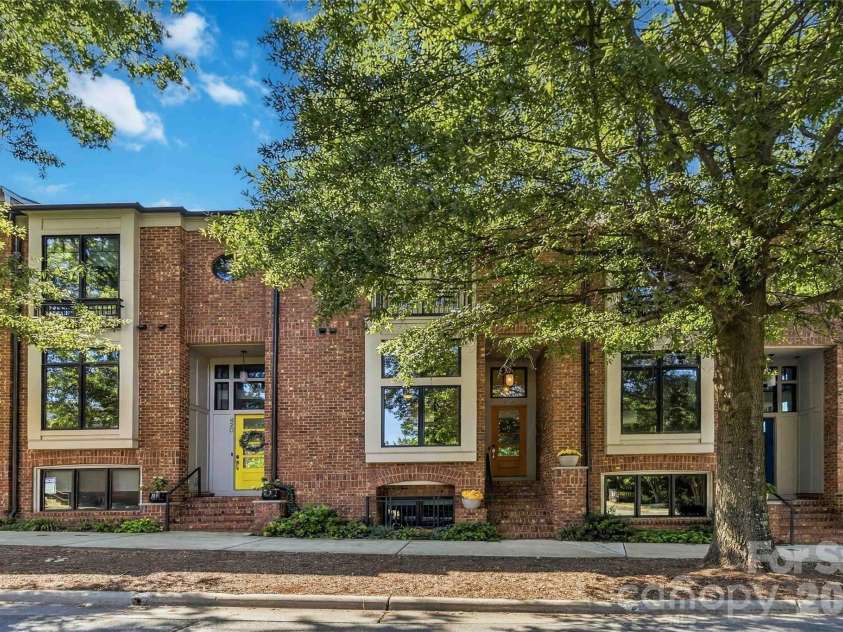 416 33rd Street, Charlotte, NC 28205.  MLS# CAR4427456, YatesRealty ID 46332. Front of the townhome. 2nd from end