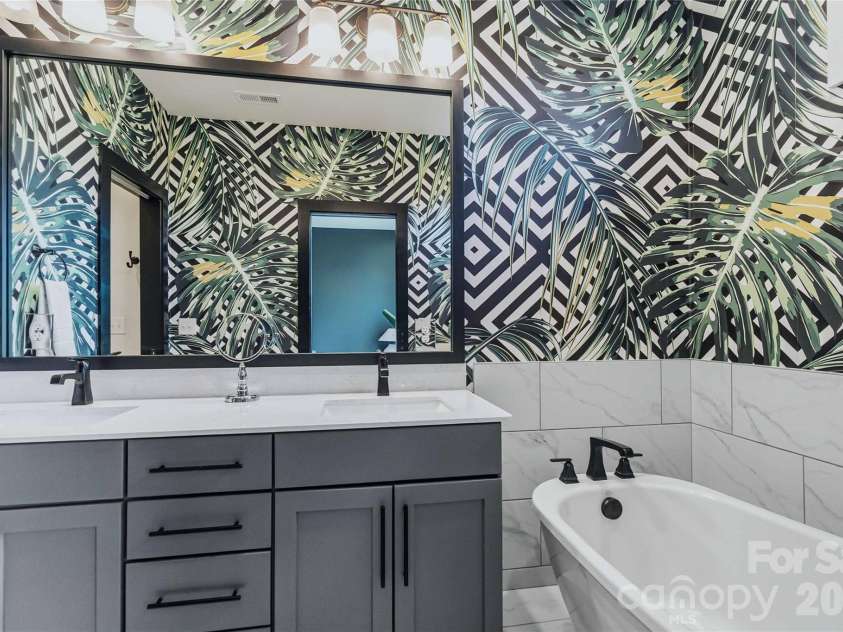 416 33rd Street, Charlotte, NC 28205.  MLS# CAR4427456, YatesRealty ID 46332. Primary Bathroom