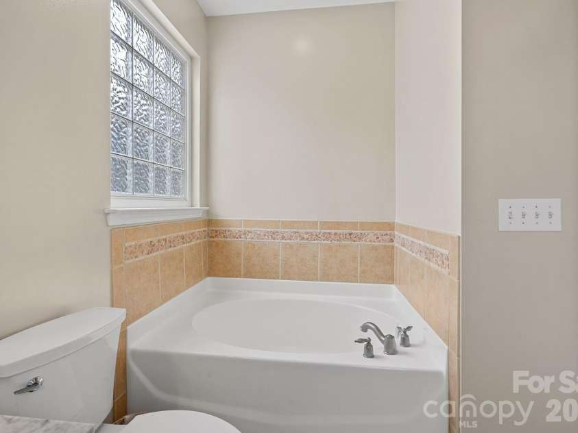 5710 Kirkwynd Commons Drive, Charlotte, NC 28278.  MLS# CAR4343226, YatesRealty ID 4634. 