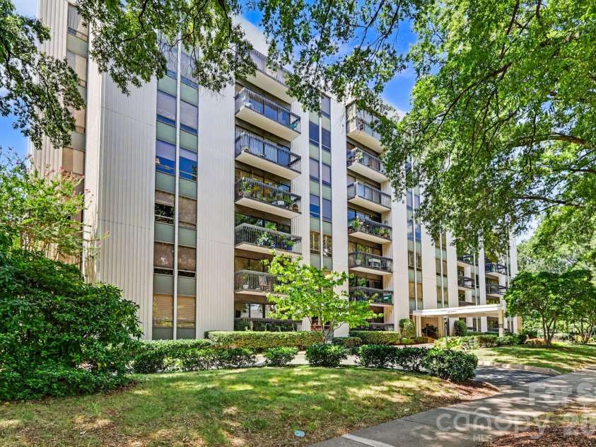 2222 Selwyn Avenue, Charlotte, NC 28207.  MLS# CAR4417184, YatesRealty ID 46340. 
