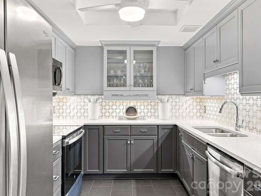 2222 Selwyn Avenue, Charlotte, NC 28207.  MLS# CAR4417184, YatesRealty ID 46340. 