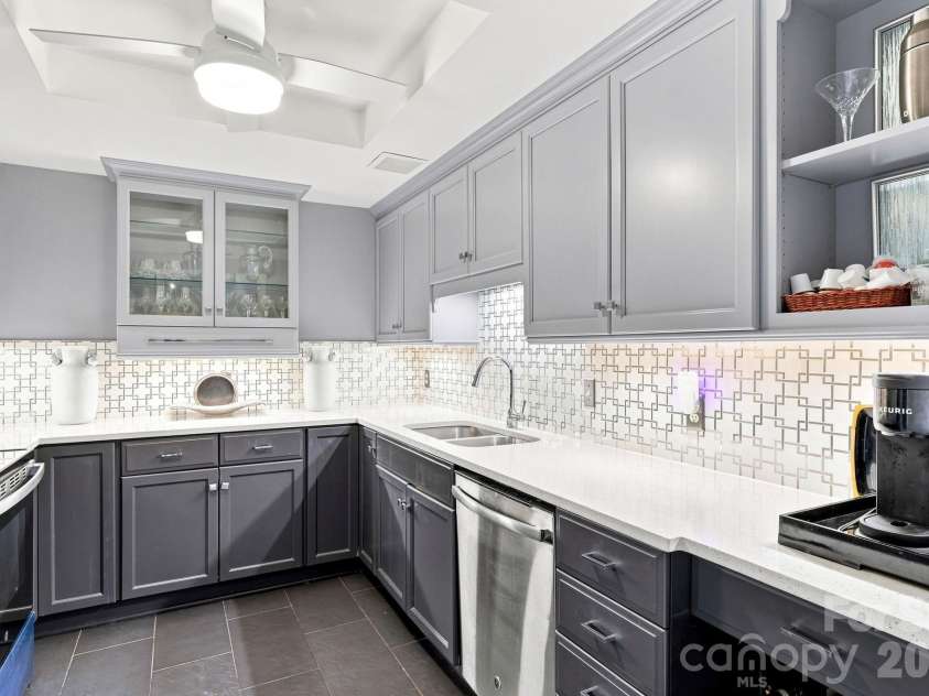 2222 Selwyn Avenue, Charlotte, NC 28207.  MLS# CAR4417184, YatesRealty ID 46340. 
