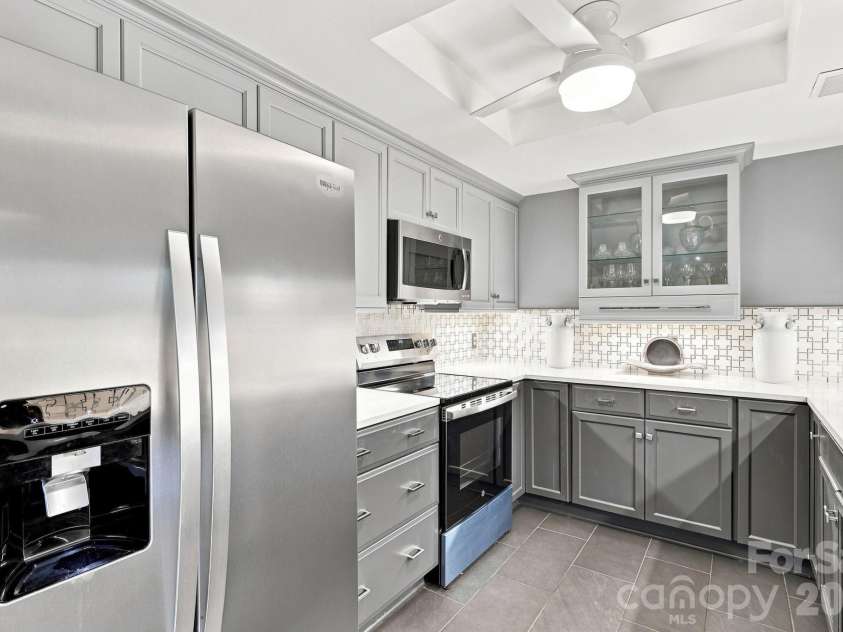 2222 Selwyn Avenue, Charlotte, NC 28207.  MLS# CAR4417184, YatesRealty ID 46340. 