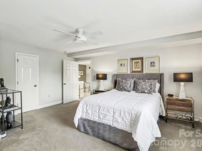 2222 Selwyn Avenue, Charlotte, NC 28207.  MLS# CAR4417184, YatesRealty ID 46340. 