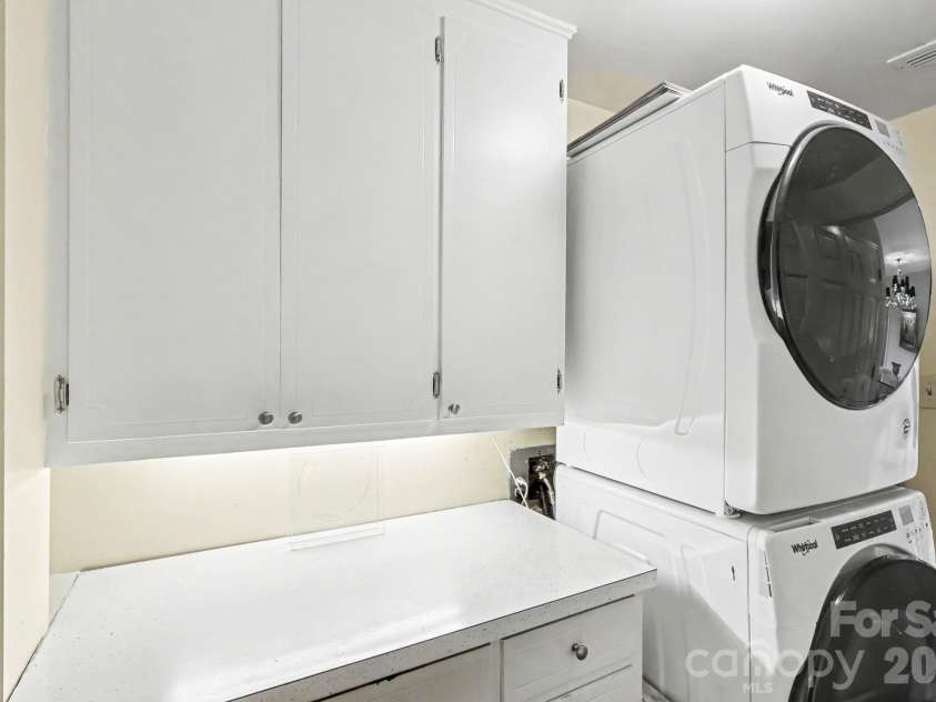 2222 Selwyn Avenue, Charlotte, NC 28207.  MLS# CAR4417184, YatesRealty ID 46340. 