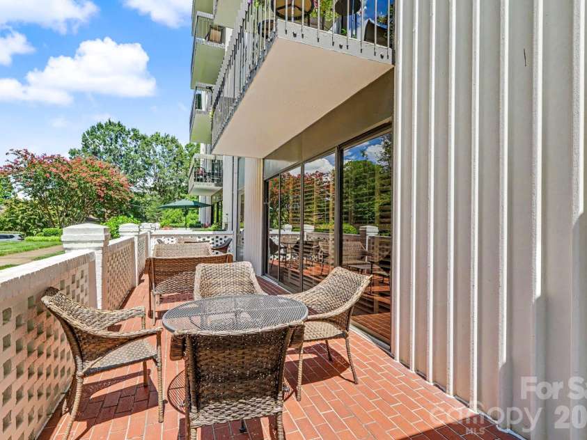 2222 Selwyn Avenue, Charlotte, NC 28207.  MLS# CAR4417184, YatesRealty ID 46340. 