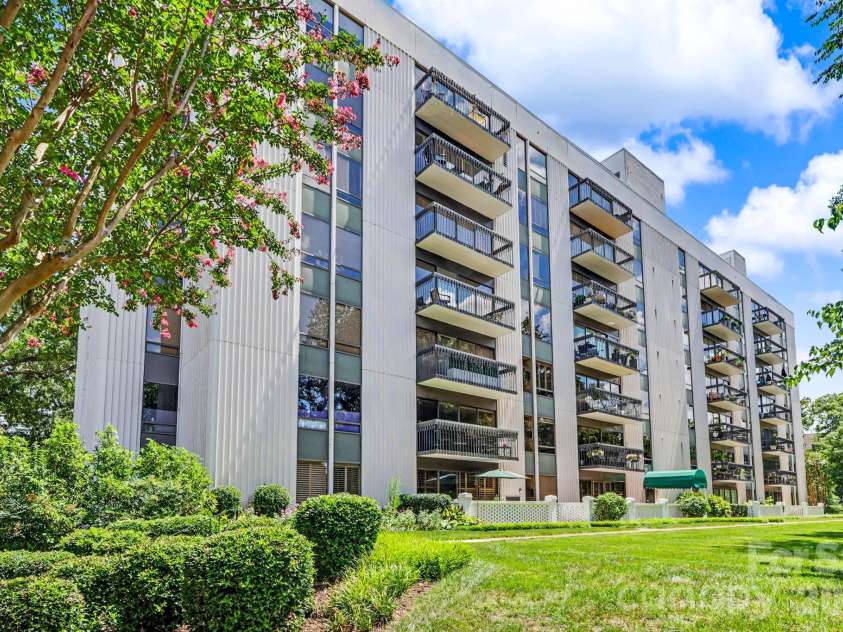 2222 Selwyn Avenue, Charlotte, NC 28207.  MLS# CAR4417184, YatesRealty ID 46340. 