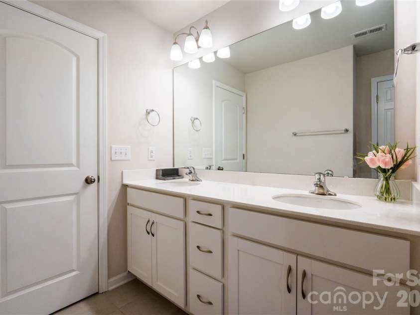 12035 Gambrell Drive, Charlotte, NC 28278.  MLS# CAR4379513, YatesRealty ID 46347. Common bath