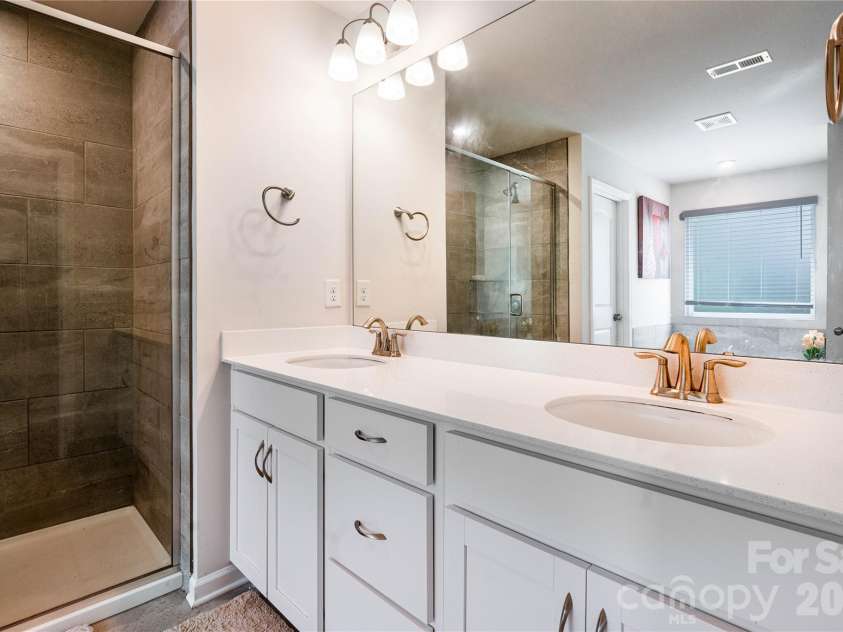 12035 Gambrell Drive, Charlotte, NC 28278.  MLS# CAR4379513, YatesRealty ID 46347. Primary bath