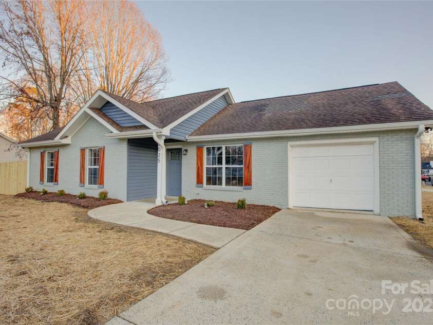 2025 Sloan Drive, Charlotte, NC 28208.  MLS# CAR4215336, YatesRealty ID 4635. 