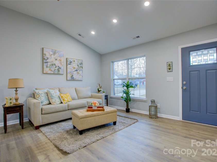 2025 Sloan Drive, Charlotte, NC 28208.  MLS# CAR4215336, YatesRealty ID 4635. 