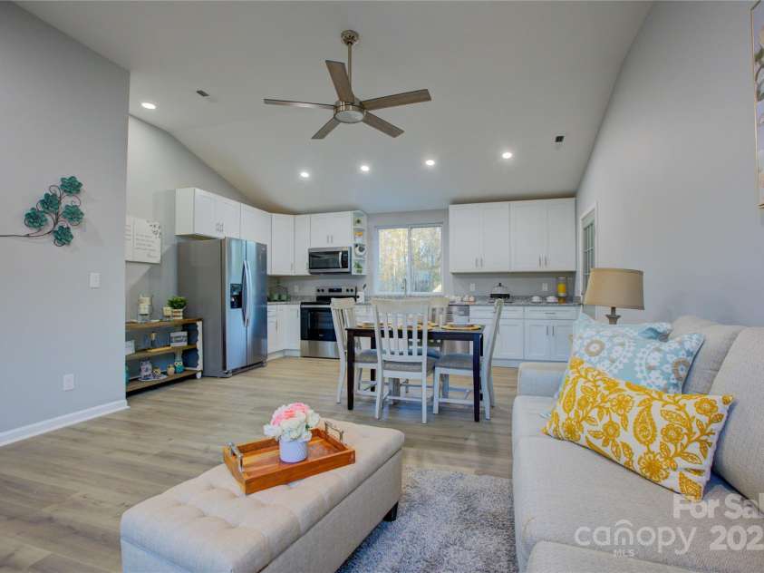 2025 Sloan Drive, Charlotte, NC 28208.  MLS# CAR4215336, YatesRealty ID 4635. 