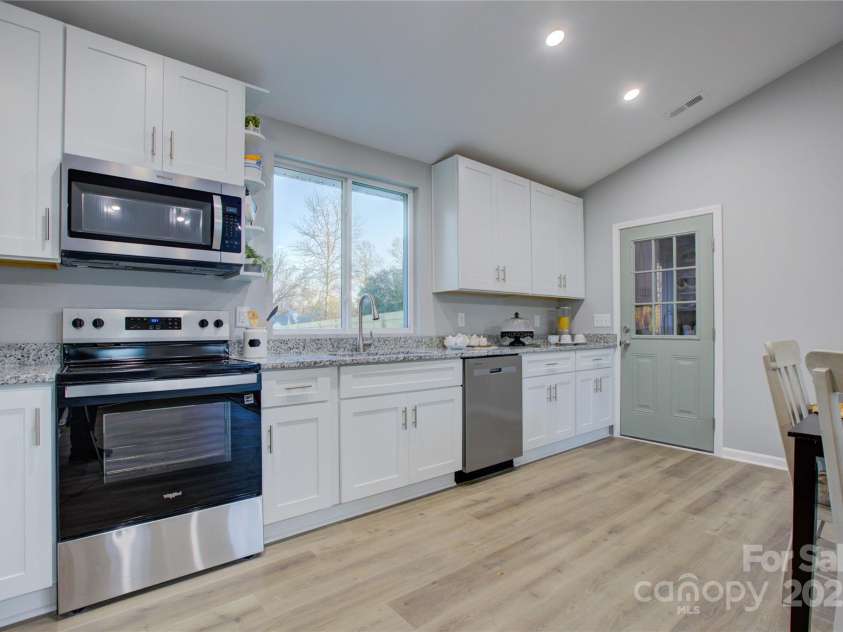 2025 Sloan Drive, Charlotte, NC 28208.  MLS# CAR4215336, YatesRealty ID 4635. 