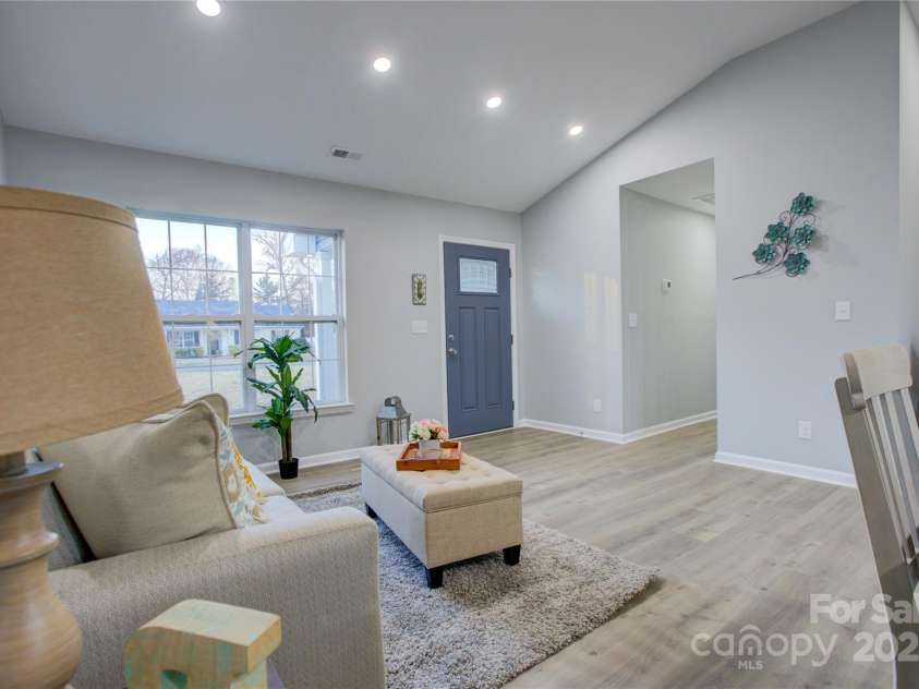 2025 Sloan Drive, Charlotte, NC 28208.  MLS# CAR4215336, YatesRealty ID 4635. 