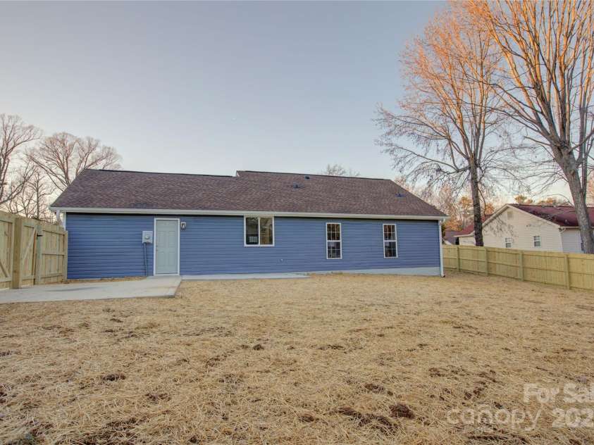 2025 Sloan Drive, Charlotte, NC 28208.  MLS# CAR4215336, YatesRealty ID 4635. 