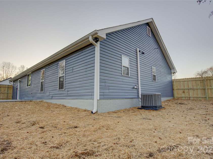 2025 Sloan Drive, Charlotte, NC 28208.  MLS# CAR4215336, YatesRealty ID 4635. 