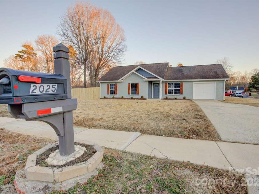 2025 Sloan Drive, Charlotte, NC 28208.  MLS# CAR4215336, YatesRealty ID 4635. 