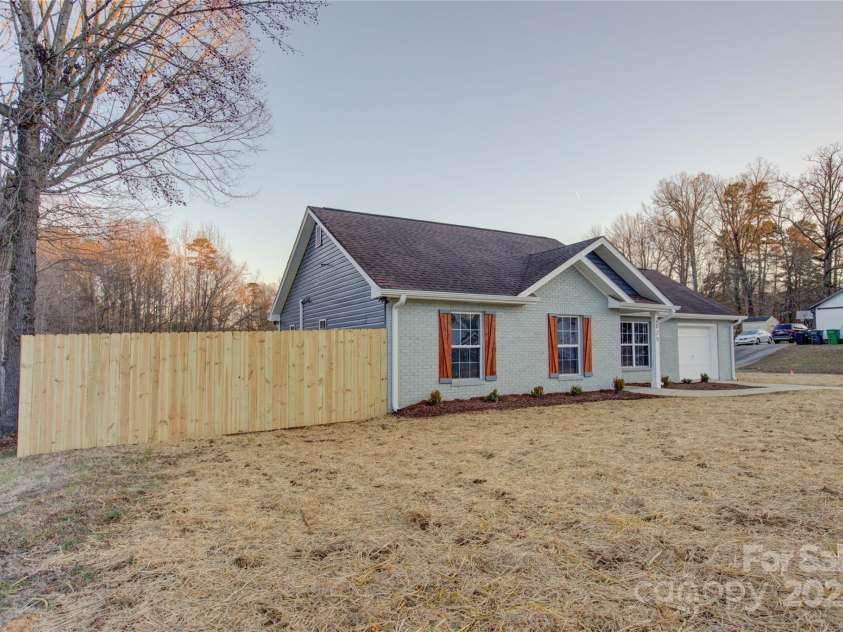 2025 Sloan Drive, Charlotte, NC 28208.  MLS# CAR4215336, YatesRealty ID 4635. 