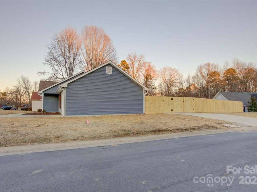2025 Sloan Drive, Charlotte, NC 28208.  MLS# CAR4215336, YatesRealty ID 4635. 