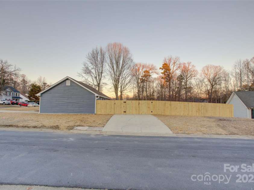 2025 Sloan Drive, Charlotte, NC 28208.  MLS# CAR4215336, YatesRealty ID 4635. 