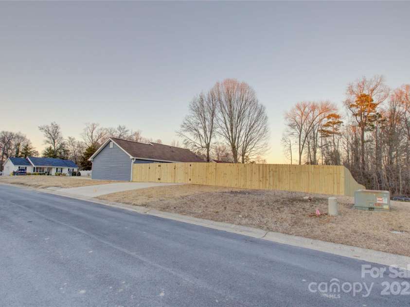 2025 Sloan Drive, Charlotte, NC 28208.  MLS# CAR4215336, YatesRealty ID 4635. 