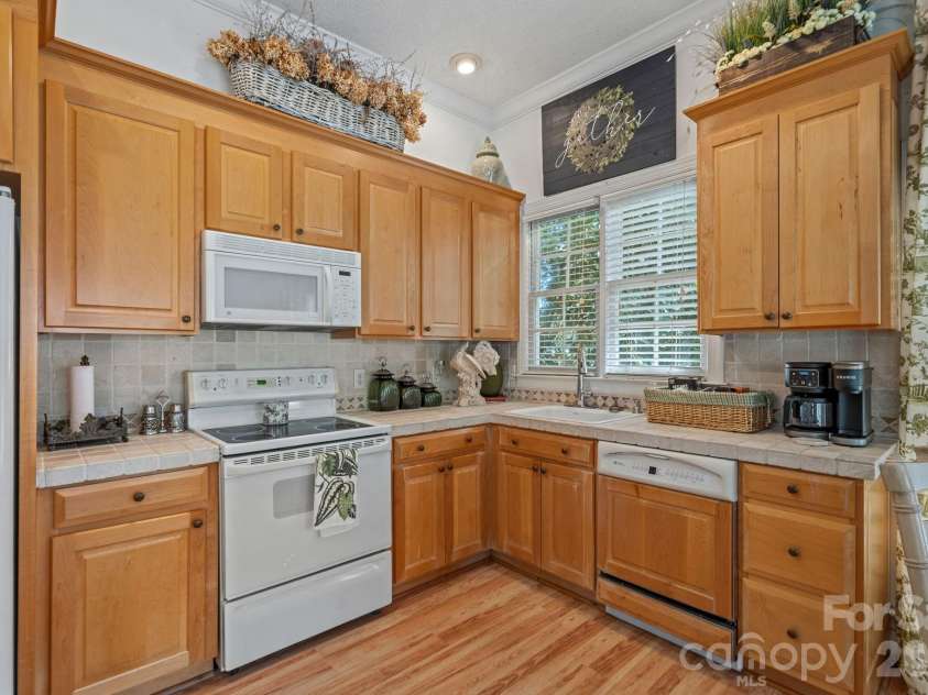 127 Celeste Estates Road, Statesville, NC 28677.  MLS# CAR4416532, YatesRealty ID 46354. 