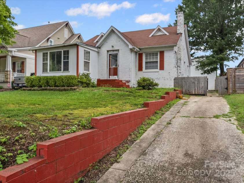 2629 Commonwealth Avenue, Charlotte, NC 28205.  MLS# CAR4295846, YatesRealty ID 46357. Driveway, front facade