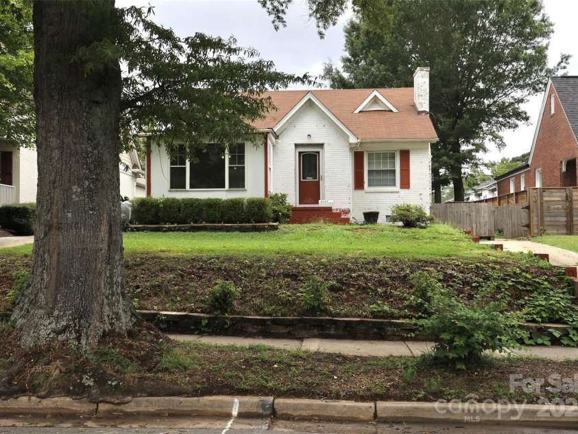 2629 Commonwealth Avenue, Charlotte, NC 28205.  MLS# CAR4295846, YatesRealty ID 46357. Front facade