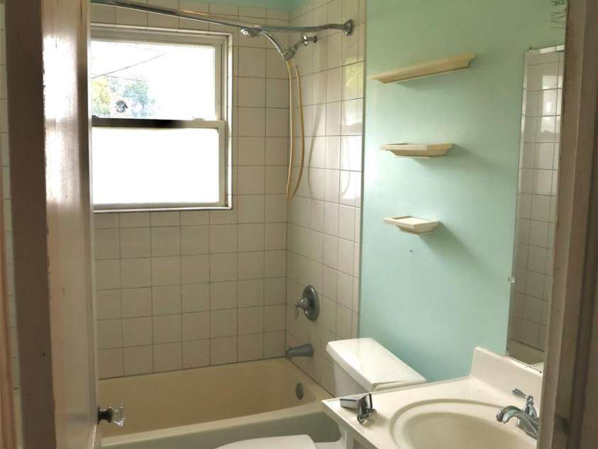 2629 Commonwealth Avenue, Charlotte, NC 28205.  MLS# CAR4295846, YatesRealty ID 46357. Full Bath Down