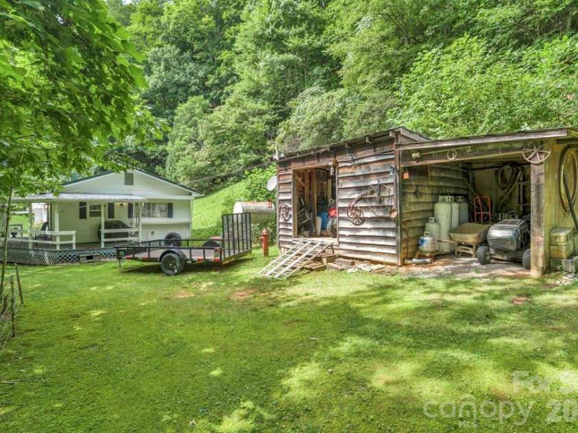 2850 Henson Creek Road, Newland, NC 28657.  MLS# CAR4417420, YatesRealty ID 46360. 