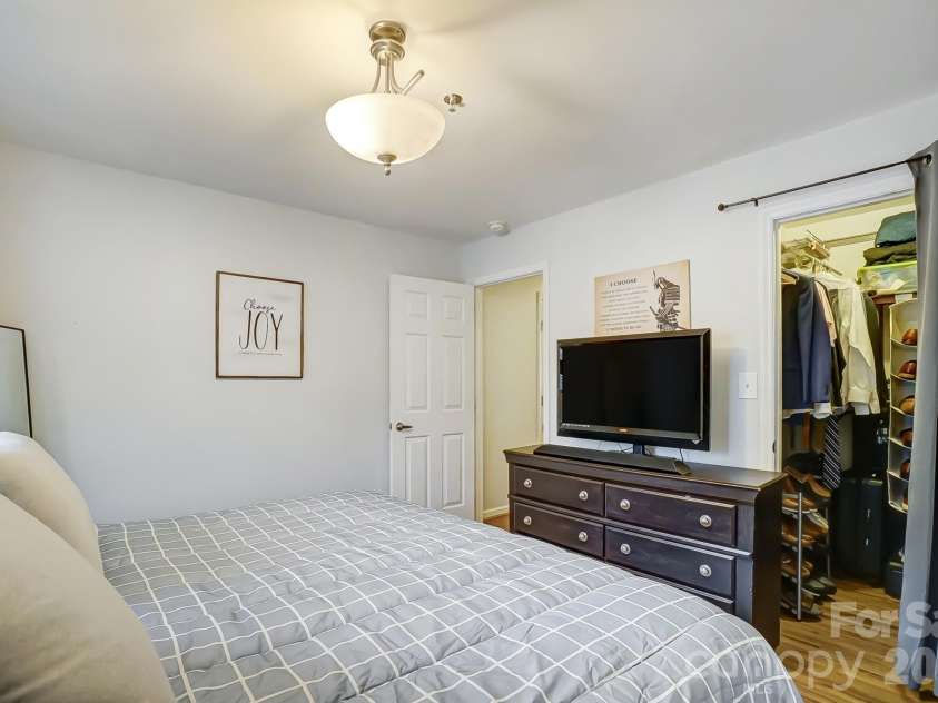 529 Graham Street, Charlotte, NC 28202.  MLS# CAR4417382, YatesRealty ID 46361. 