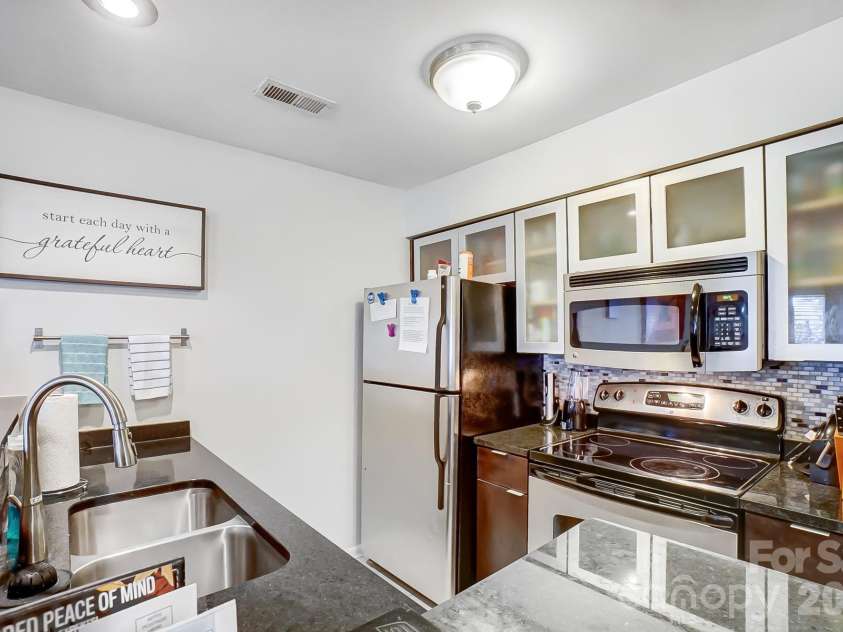 529 Graham Street, Charlotte, NC 28202.  MLS# CAR4417382, YatesRealty ID 46361. 